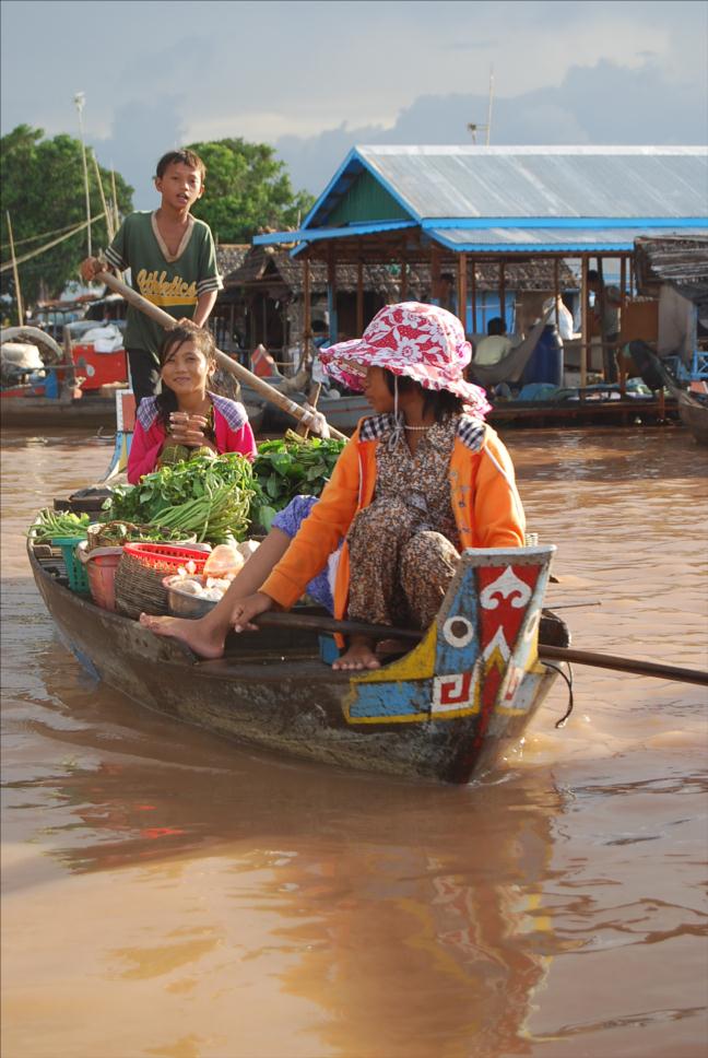 Cambodian cruises - Villages flottants sur le Tonle Sap - Marché flottant