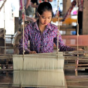 Tissage sur métiers à tisser traditionnels - Croisière privée île de la soie - Cambodian cruises