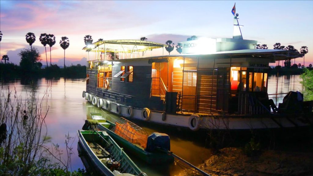Sat Toung sunset mooring on the Tonle Sap river
