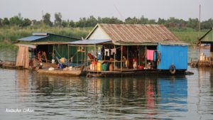 Village flottant sur le Tonle Sap en croisière de Phnom Penh vers Siem Reap